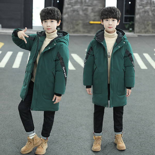 Hosszú, kapucnival ellátott gyerekkabát