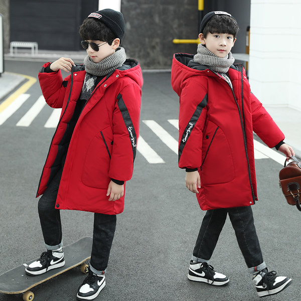 Hosszú, kapucnival ellátott gyerekkabát