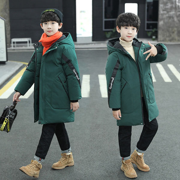 Hosszú, kapucnival ellátott gyerekkabát