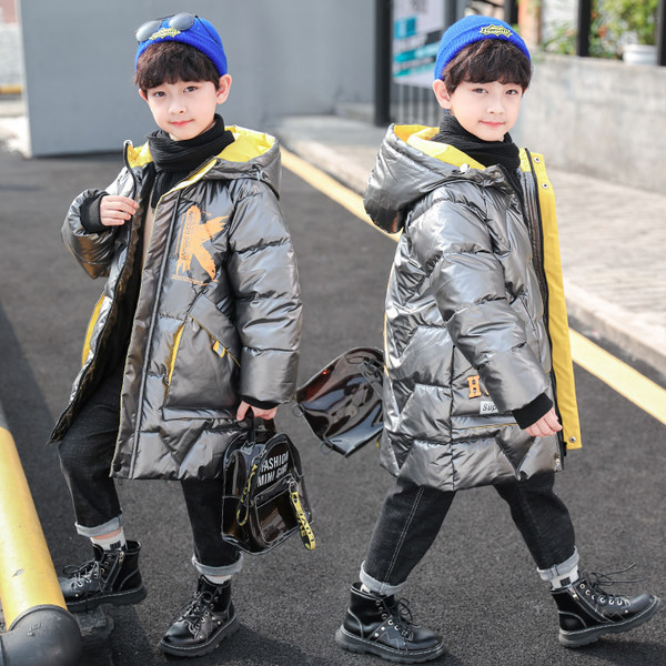 Gyermekkabát feliratokkal és kapucnival, három színben