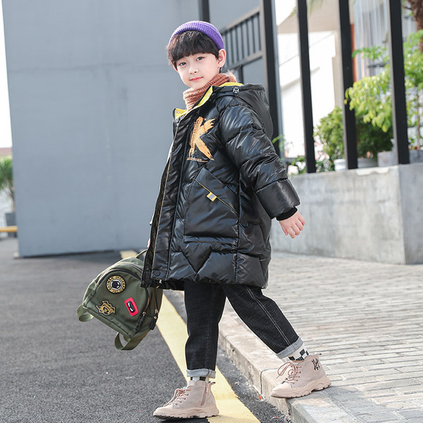 Gyermekkabát feliratokkal és kapucnival, három színben