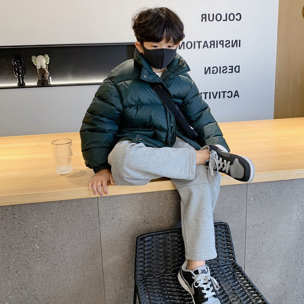 Gyermek téli kabát kapucnival és cipzárral