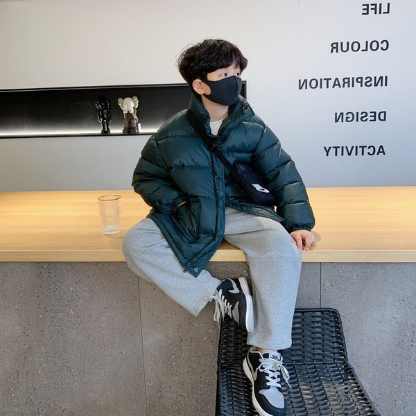 Gyermek téli kabát kapucnival és cipzárral