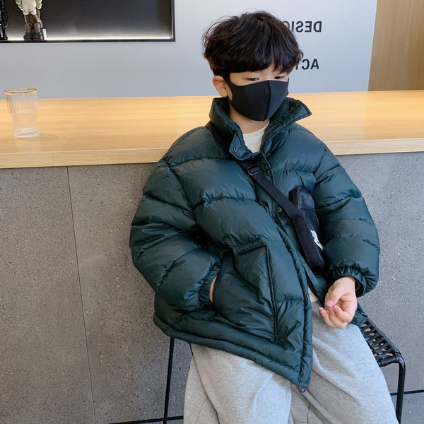 Gyermek téli kabát kapucnival és cipzárral