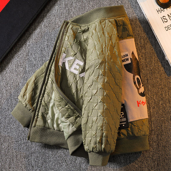 Gyermek kabát cipzárral és mintával