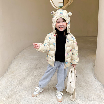 Gyerek hétköznapi kabát kapucnival és applikációkkal