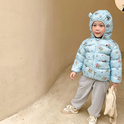 Gyerek hétköznapi kabát kapucnival és applikációkkal