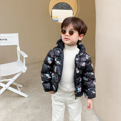 Gyerek hétköznapi kabát kapucnival és applikációkkal