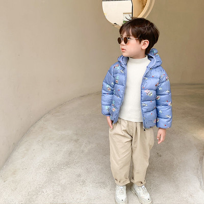 Gyerek hétköznapi kabát kapucnival és applikációkkal