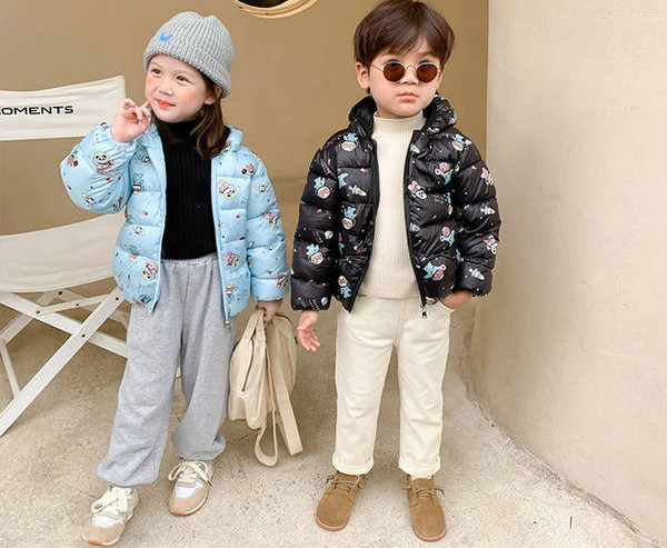 Gyerek hétköznapi kabát kapucnival és applikációkkal