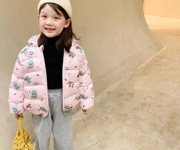 Gyerek hétköznapi kabát kapucnival és applikációkkal