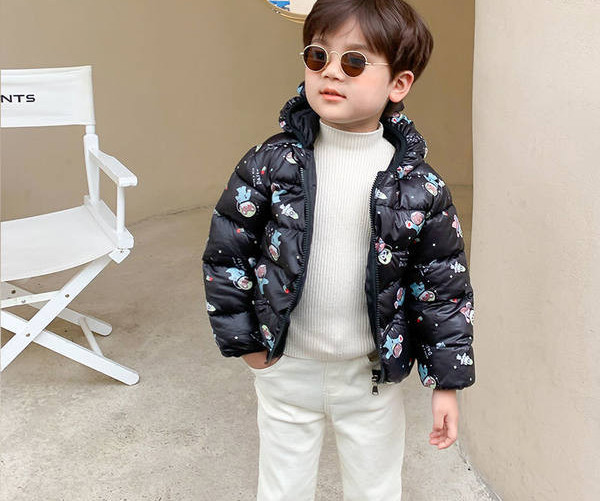 Gyerek hétköznapi kabát kapucnival és applikációkkal