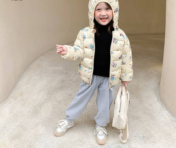 Gyerek hétköznapi kabát kapucnival és applikációkkal