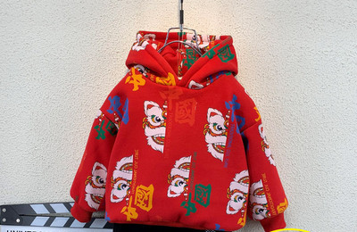 Bērnu jaka ar krāsainu aplikāciju un kapuci