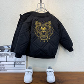 Modern gyerekkabát, hátoldalán piros és fekete színben hímzéssel