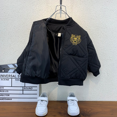 Modern gyerekkabát, hátoldalán piros és fekete színben hímzéssel