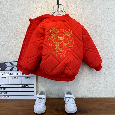 Modern gyerekkabát, hátoldalán piros és fekete színben hímzéssel