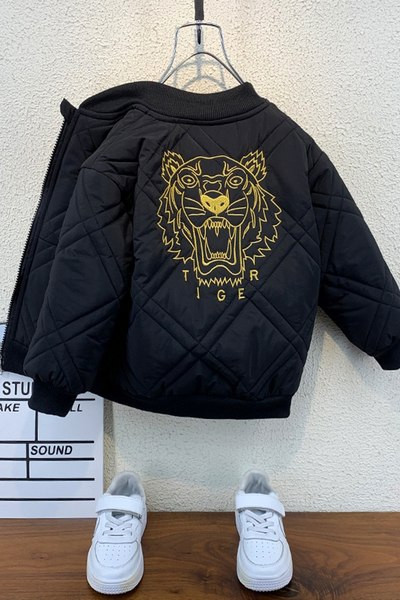 Modern gyerekkabát, hátoldalán piros és fekete színben hímzéssel