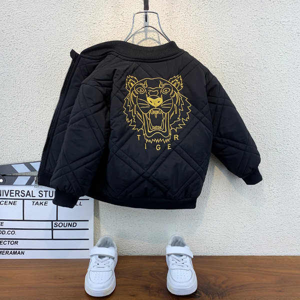 Modern gyerekkabát, hátoldalán piros és fekete színben hímzéssel