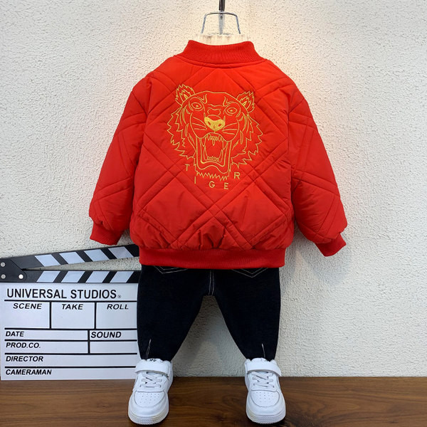 Modern gyerekkabát, hátoldalán piros és fekete színben hímzéssel