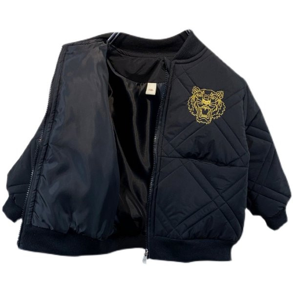 Modern gyerekkabát, hátoldalán piros és fekete színben hímzéssel