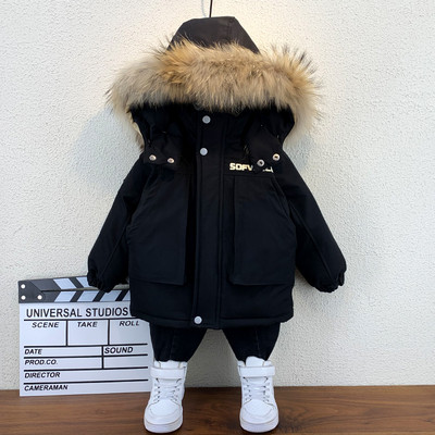 Modern gyerekkabát lefelé kapucnival és zsebekkel