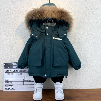 Modern gyerekkabát lefelé kapucnival és zsebekkel