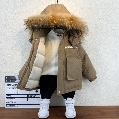 Modern gyerekkabát lefelé kapucnival és zsebekkel