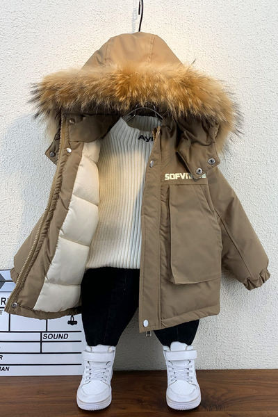 Modern gyerekkabát lefelé kapucnival és zsebekkel