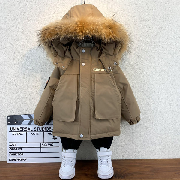 Modern gyerekkabát lefelé kapucnival és zsebekkel