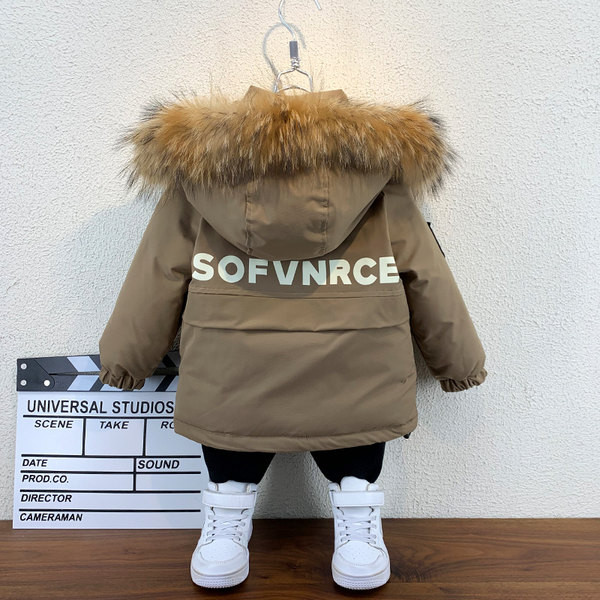 Modern gyerekkabát lefelé kapucnival és zsebekkel