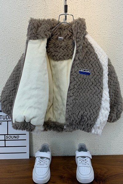 Embleemiga laste sulejope poistele