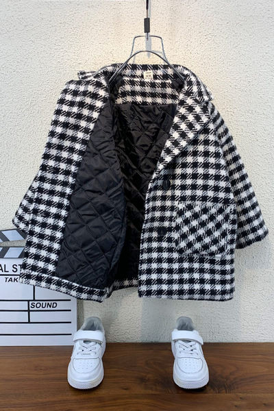 Tasku ja nööpidega laste kevad-sügismantel poistele