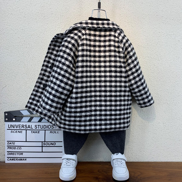 Tasku ja nööpidega laste kevad-sügismantel poistele