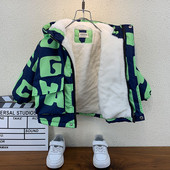 Színes gyerekkabát kapucnival és cipzárral fiúknak