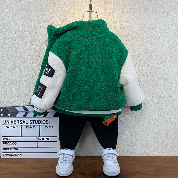 Gyermek sarki kabát fiúknak hímzett felirattal