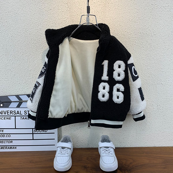 Gyermek sarki kabát fiúknak hímzett felirattal