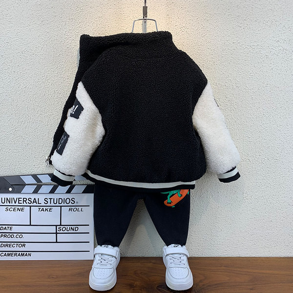 Gyermek sarki kabát fiúknak hímzett felirattal