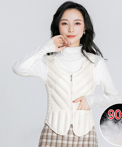 Rövid illeszkedő mellény gombokkal és steppelt hatású