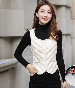 Rövid illeszkedő mellény gombokkal és steppelt hatású