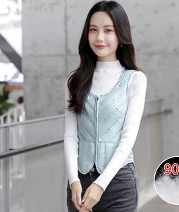 Rövid illeszkedő mellény gombokkal és steppelt hatású