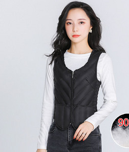 Rövid illeszkedő mellény gombokkal és steppelt hatású