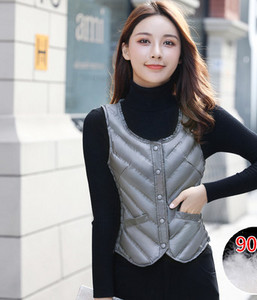 Rövid illeszkedő mellény gombokkal és steppelt hatású