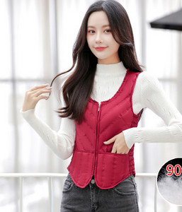 Rövid illeszkedő mellény gombokkal és steppelt hatású