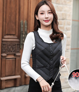 Rövid illeszkedő mellény gombokkal és steppelt hatású