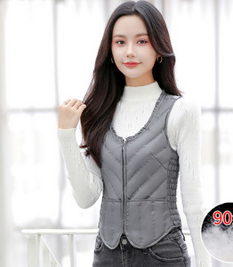 Rövid illeszkedő mellény gombokkal és steppelt hatású