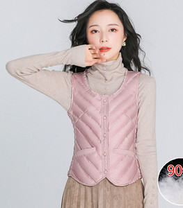 Rövid illeszkedő mellény gombokkal és steppelt hatású