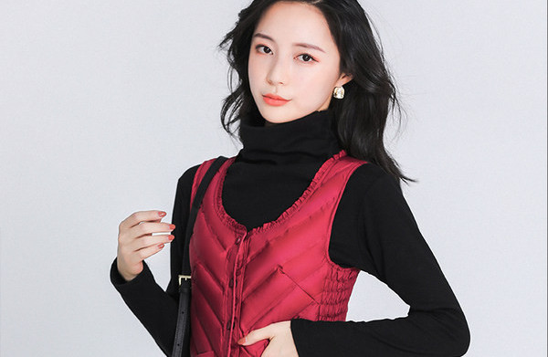 Rövid illeszkedő mellény gombokkal és steppelt hatású