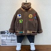 Modern gyerek kabát emblémákkal és magas gallérral