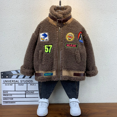 Modern gyerek kabát emblémákkal és magas gallérral